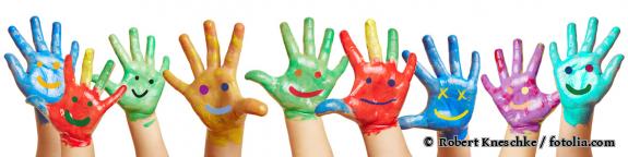 Panorama aus vielen bunten Kinderhänden - © Robert Kneschke / fotolia.com